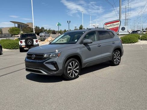 Used 2023 Volkswagen Taos SE w/ Panoramic Sunroof Package FWD image 1