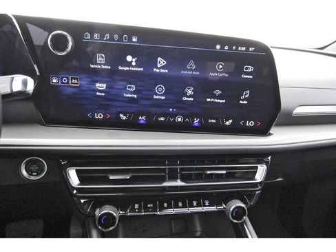 Used 2025 Chevrolet Traverse LT image 22