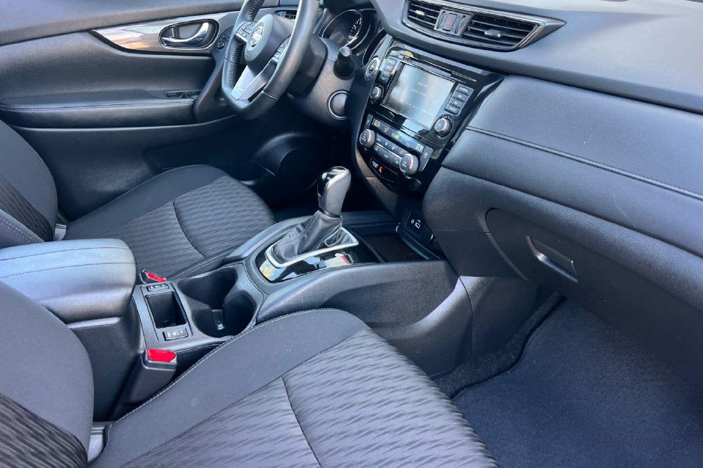 Used 2018 Nissan Rogue SV w/ Sun & Sound Touring Package FWD image 19