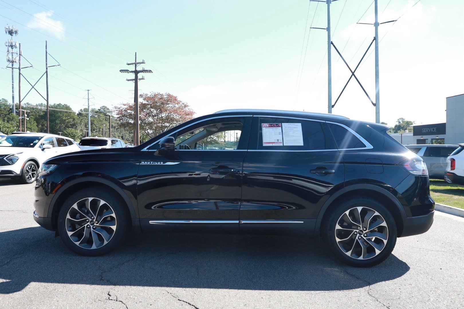 Used 2021 Lincoln Nautilus Reserve AWD/4WD image 2