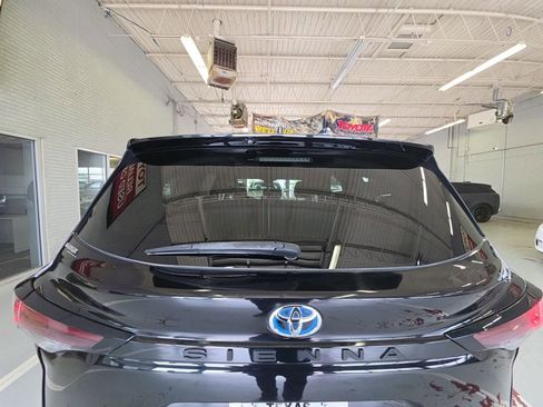 Used 2023 Toyota Sienna LE FWD image 5