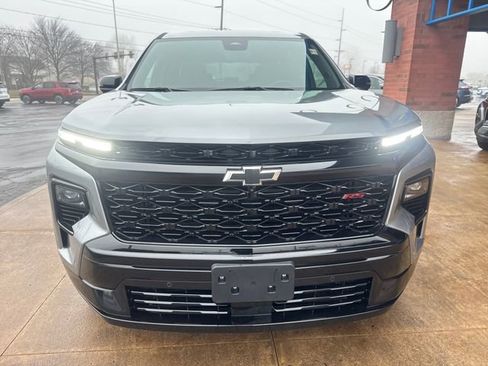 Used 2025 Chevrolet Traverse RS image 3