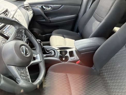 Used 2018 Nissan Rogue SV w/ Premium Package image 5