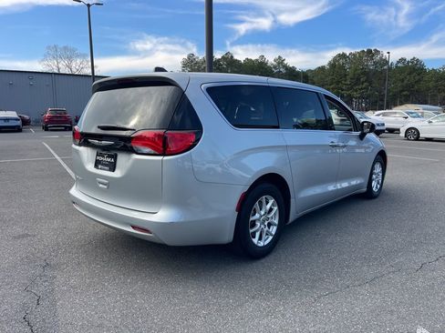 Used 2023 Chrysler Voyager LX image 5