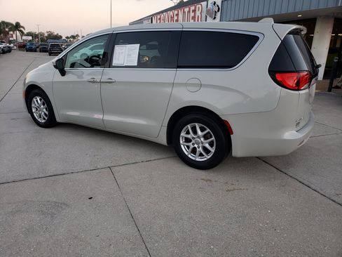 Used 2019 Chrysler Pacifica LX image 3