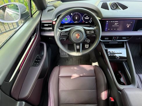Used 2025 Porsche Macan 4S Electric AWD/4WD image 31