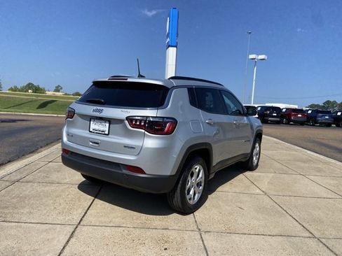 Used 2024 Jeep Compass Latitude AWD/4WD image 11