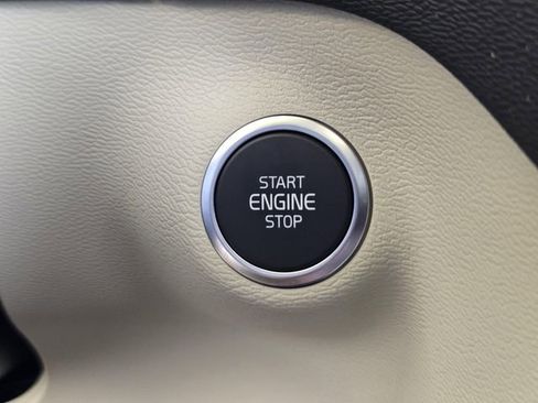 Used 2025 Volvo XC40 B5 Plus w/ Protection Package Premier image 25