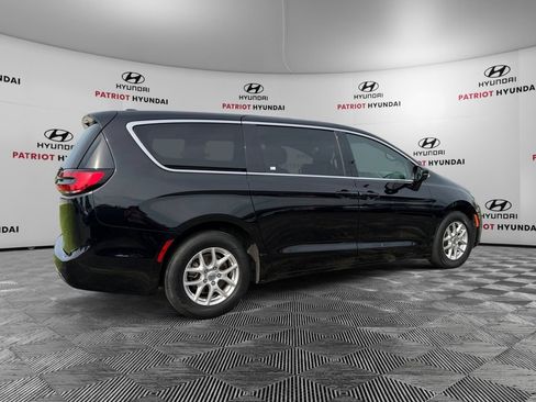 Used 2025 Chrysler Pacifica Select FWD image 3