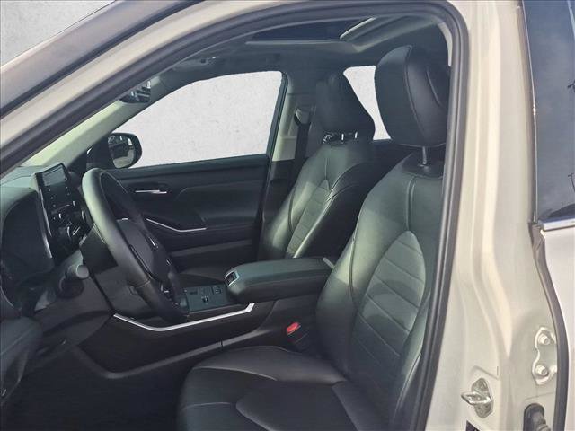 Used 2020 Toyota Highlander XLE FWD image 16