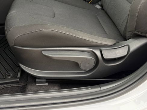 Certified 2025 Hyundai Elantra SE FWD image 25