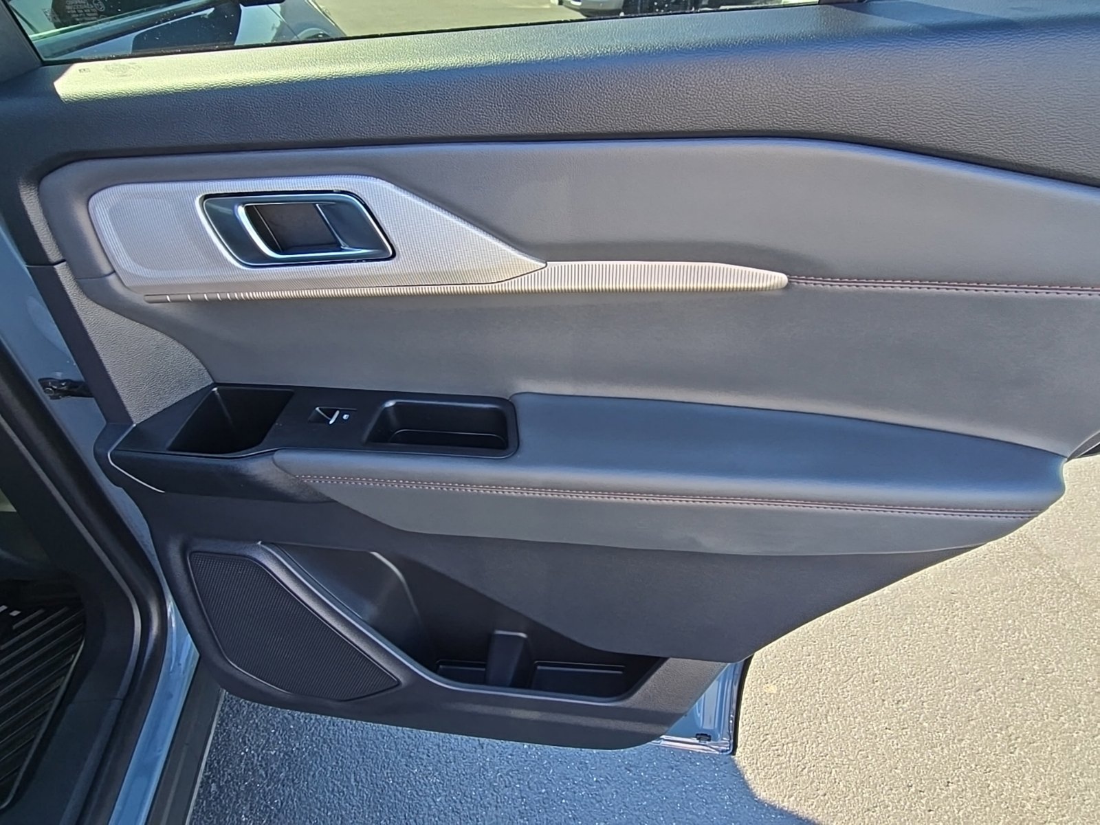 Used 2025 Ford Explorer Active RWD image 43