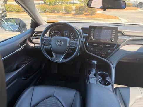 Used 2022 Toyota Camry SE image 4