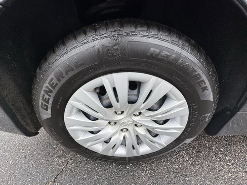 Used 2012 Toyota Camry L image 39