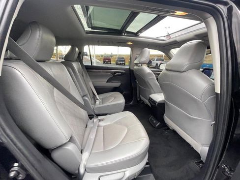 Used 2021 Toyota Highlander Platinum image 11