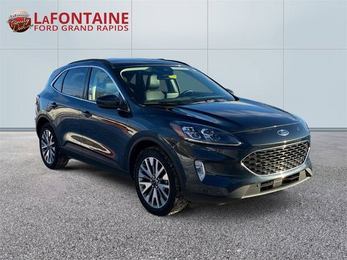 Used 2022 Ford Escape Titanium w/ Class II Trailer Tow Package image 3