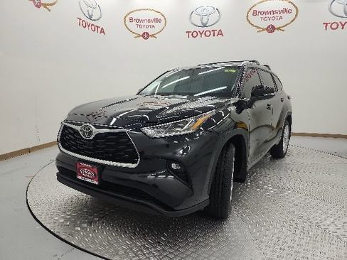 Used 2025 Toyota Highlander Limited AWD/4WD image 2