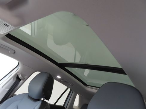 New 2026 Volkswagen Tiguan SE FWD image 20