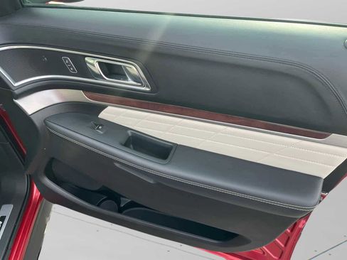 Used 2017 Ford Explorer Platinum image 18