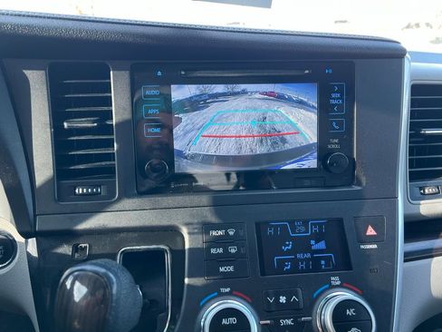 Used 2017 Toyota Sienna XLE image 38