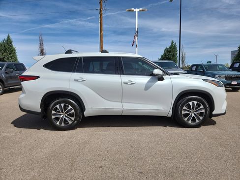 Used 2022 Toyota Highlander XLE image 2