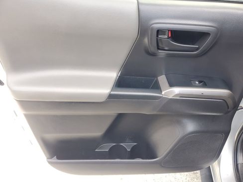 Used 2022 Toyota Tacoma SR5 w/ Technology Package image 12