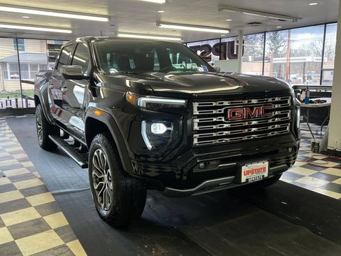 Used 2025 GMC Canyon Denali AWD/4WD image 1