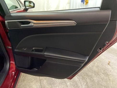 Used 2019 Ford Fusion SE image 16