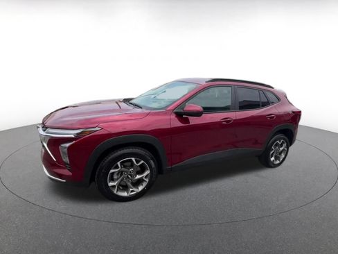 Used 2025 Chevrolet Trax LT FWD image 6