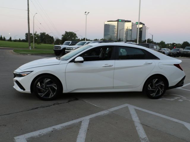 Used 2025 Hyundai Elantra SEL FWD image 4