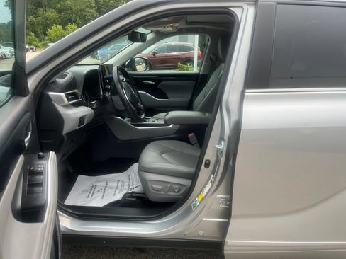 Used 2023 Toyota Highlander XLE AWD/4WD image 7