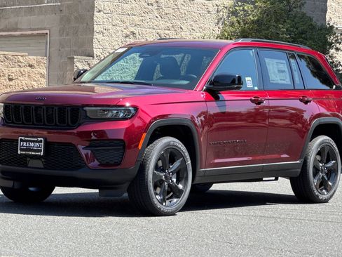 New 2025 Jeep Grand Cherokee Laredo image 7