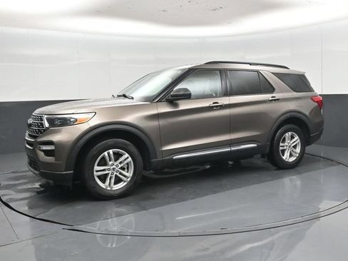Used 2021 Ford Explorer XLT w/ Equipment Group 202A AWD/4WD image 3