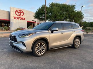 Used 2023 Toyota Highlander Platinum video 1