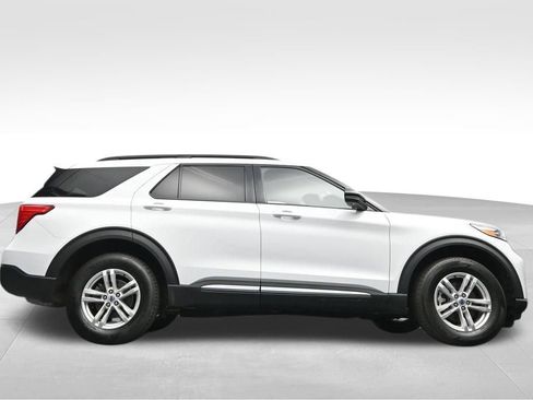 Used 2023 Ford Explorer XLT w/ Equipment Group 202A AWD/4WD image 39