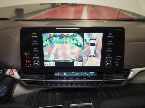 Used 2024 Toyota Sienna Platinum image 26