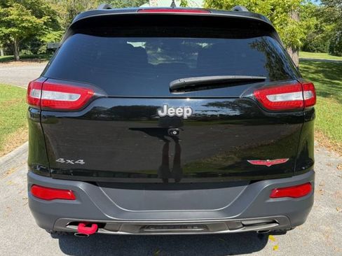 Used 2017 Jeep Cherokee Trailhawk w/ Cold Weather Group AWD/4WD image 8