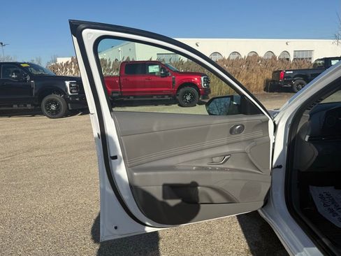 Used 2025 Hyundai Elantra SEL FWD image 29