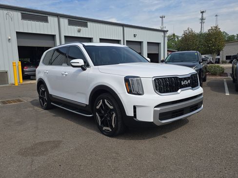 Certified 2023 Kia Telluride EX FWD image 2
