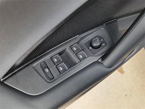 New 2025 Volkswagen Tiguan SE image 11