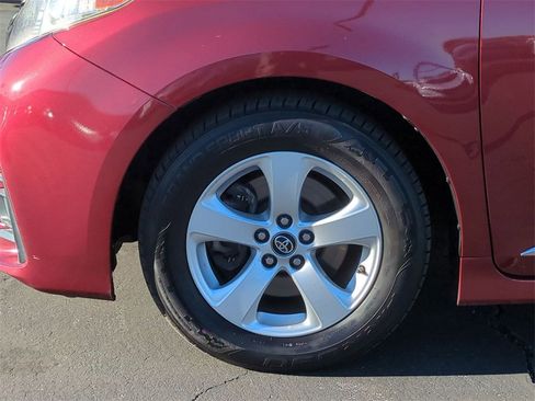 Used 2019 Toyota Sienna LE image 10