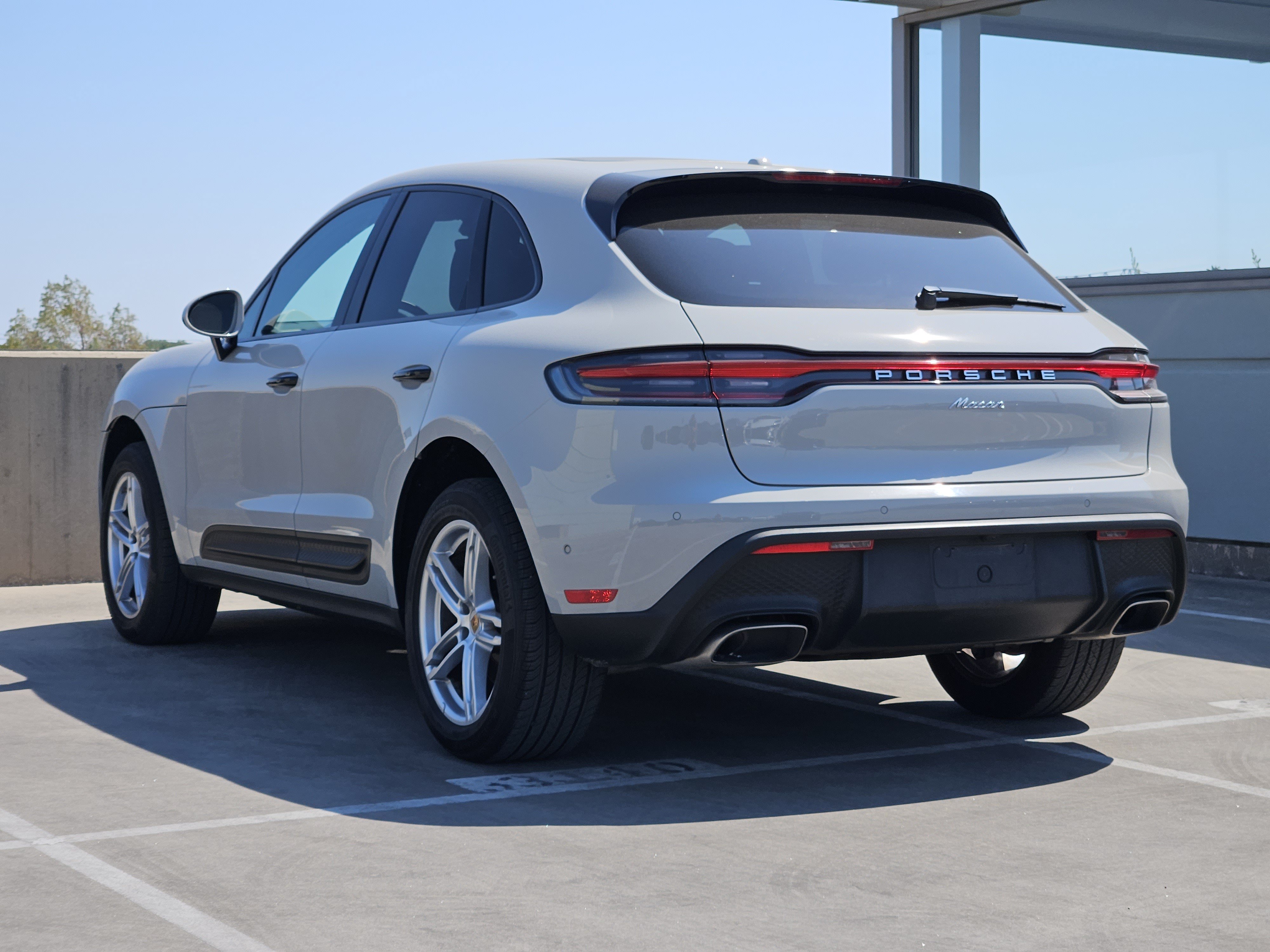 Certified 2023 Porsche Macan AWD/4WD image 3