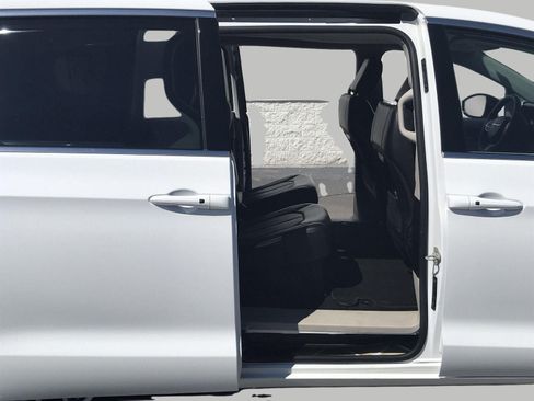 Used 2024 Chrysler Pacifica Touring-L FWD image 38