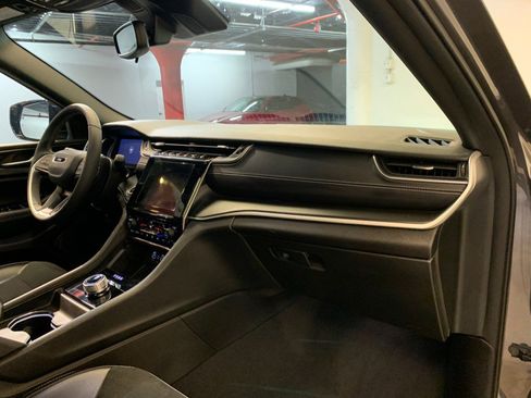 Used 2024 Jeep Grand Cherokee L Laredo image 55