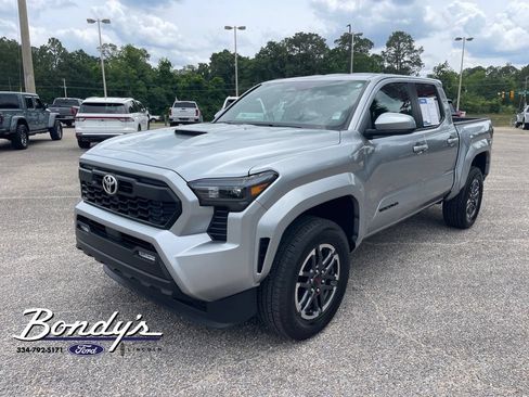 Used 2025 Toyota Tacoma TRD Sport AWD/4WD image 3