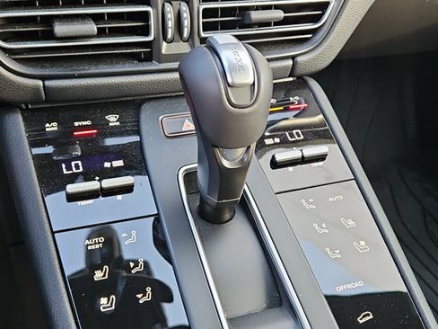 Certified 2025 Porsche Macan AWD/4WD image 36