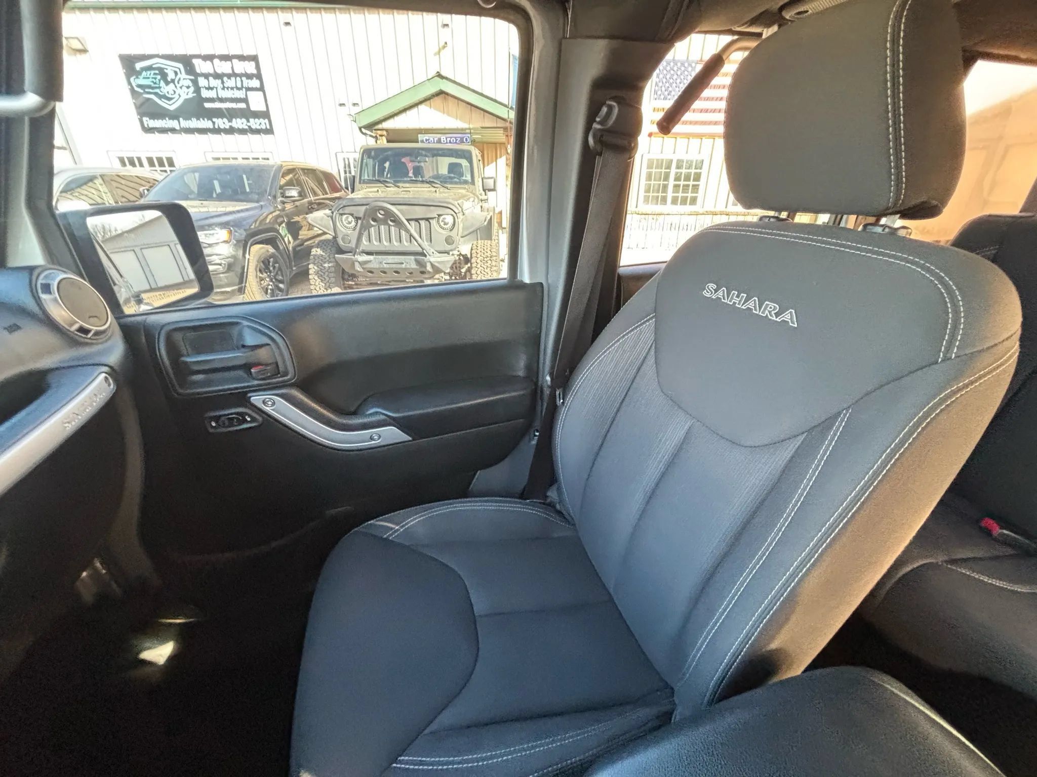 Used 2017 Jeep Wrangler Unlimited Sahara w/ Connectivity Group AWD/4WD image 20