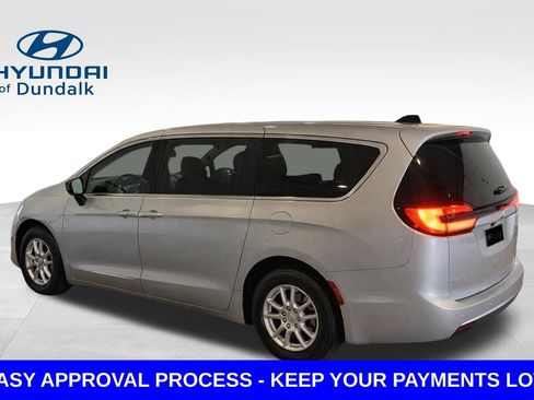 Used 2024 Chrysler Pacifica Touring-L image 5
