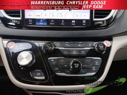 Used 2024 Chrysler Pacifica Touring-L FWD image 20