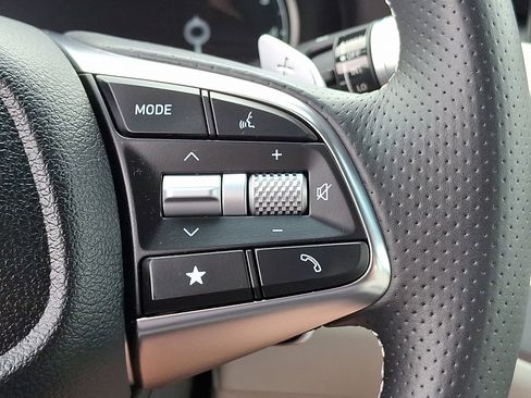 Used 2025 Genesis G70 2.5T image 22